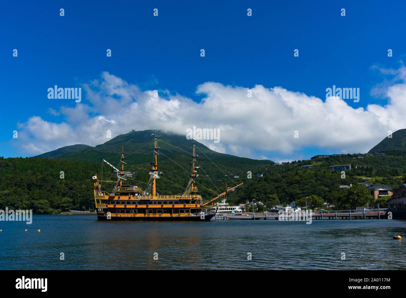 Yokosuka, Japan - 3. September 2016: Touristische Boot am Pier auf Ashi See mit Hakone ufer Wald und Bergen im Hintergrund Stockfoto