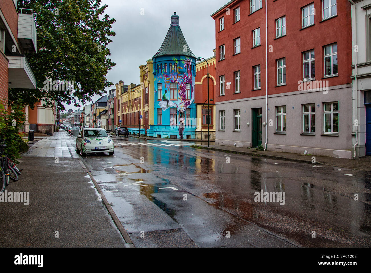 Straße mit Gehäuse an einem regnerischen Tag in Kristiansand, Norwegen. Stockfoto