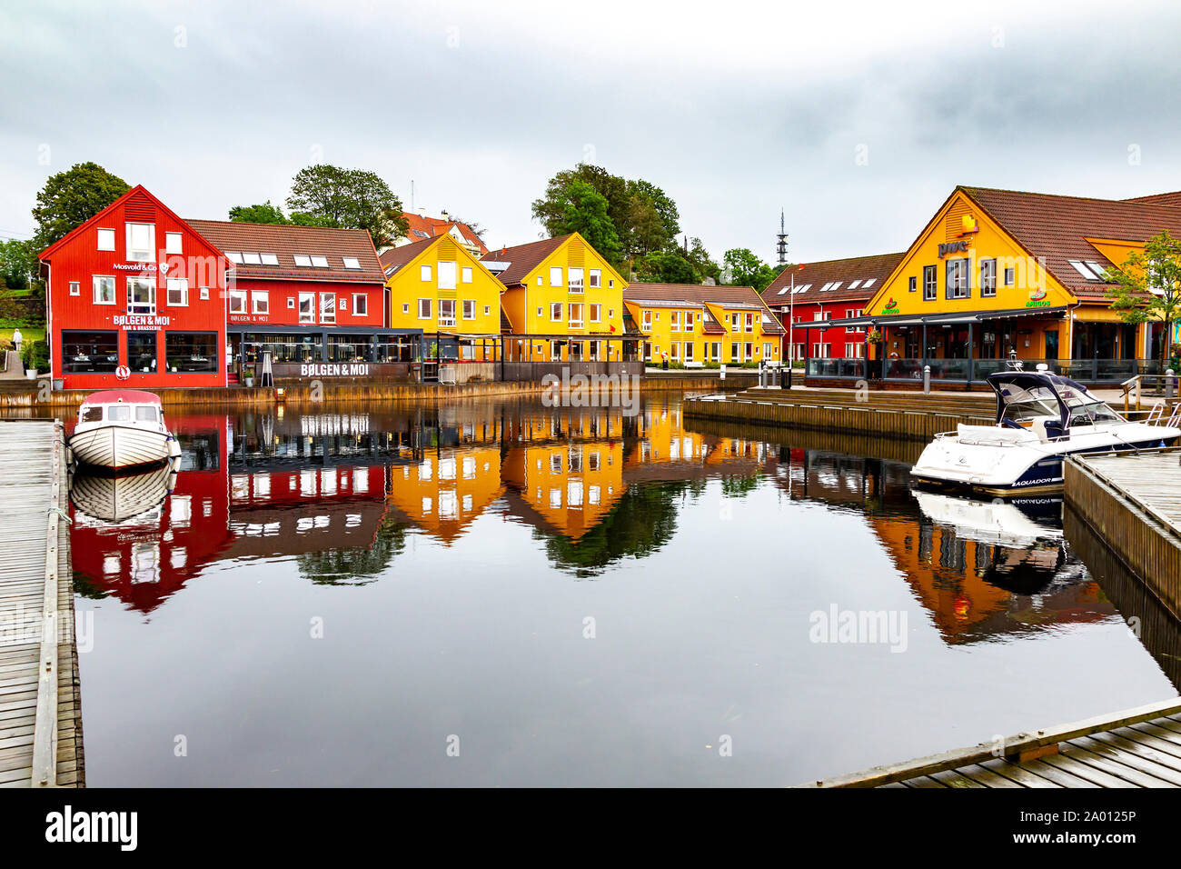 Fischer's Quay, mit Reflexion der Holzbauten in den ruhigen Wasser, Kristiansand, Norwegen. Stockfoto