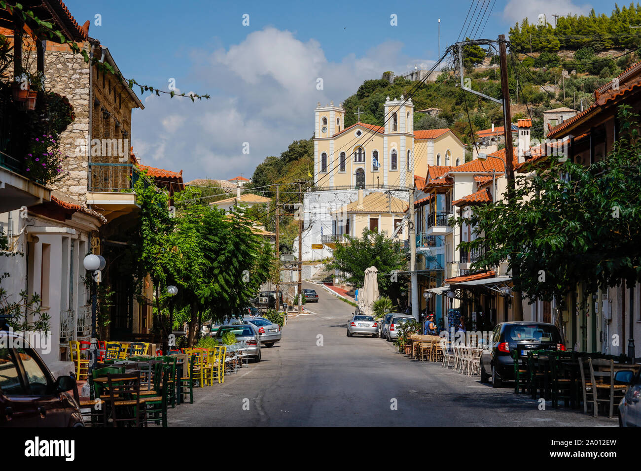 Kyparissia, Messenien, Peloponnes, Griechenland - Blick auf die Stadt in der oberen Stadt mit Straßencafés und Restaurants, Panoramablick in Richtung Kirche des H Stockfoto