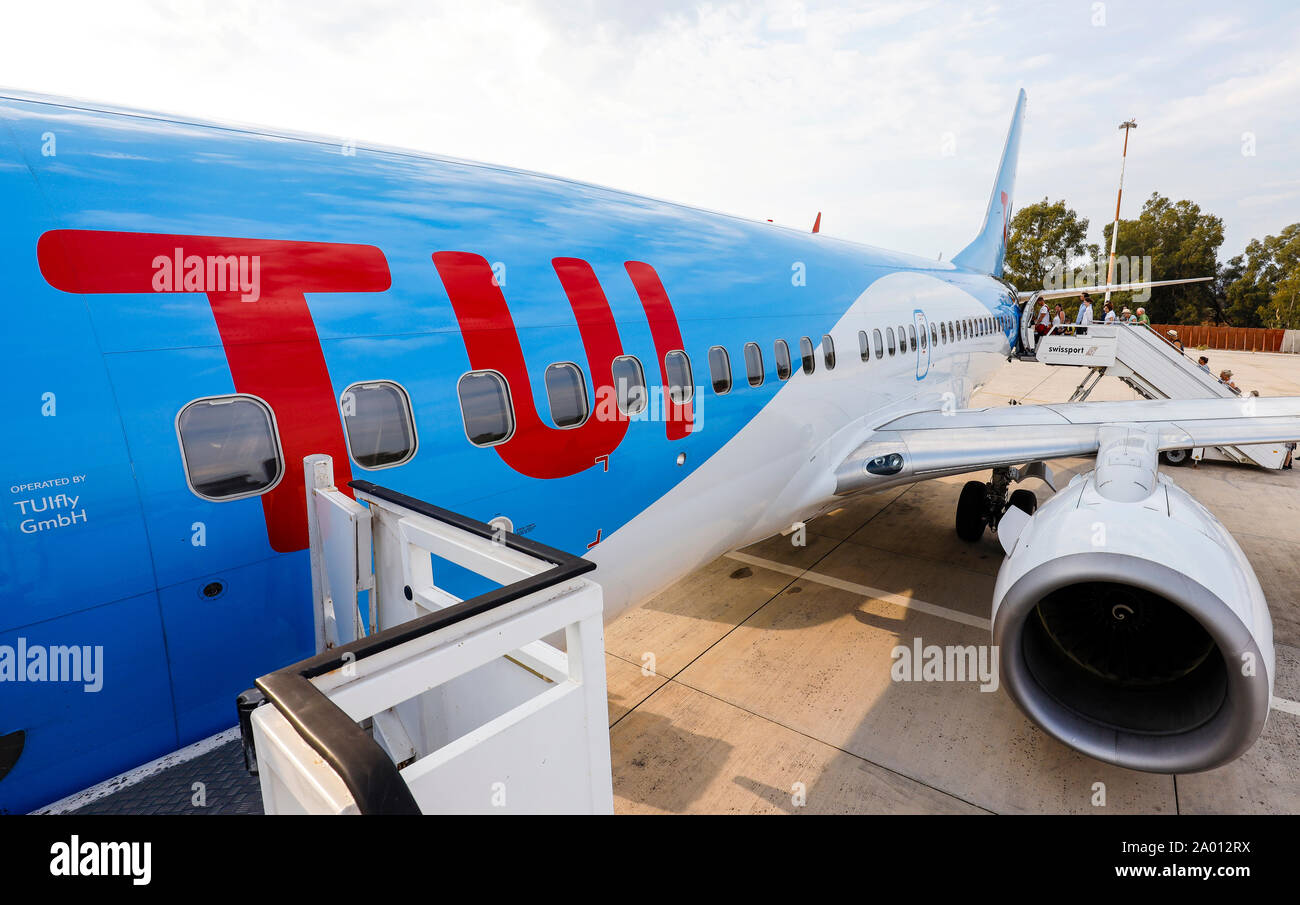 Patras, Peloponnes, Griechenland - Urlauber Vorstand der TUI-Flugzeug, Flughafen Araxos GPA. Patras, Peloponnes, Griechenland - Urlauber besteigen ein TUI Flug Stockfoto