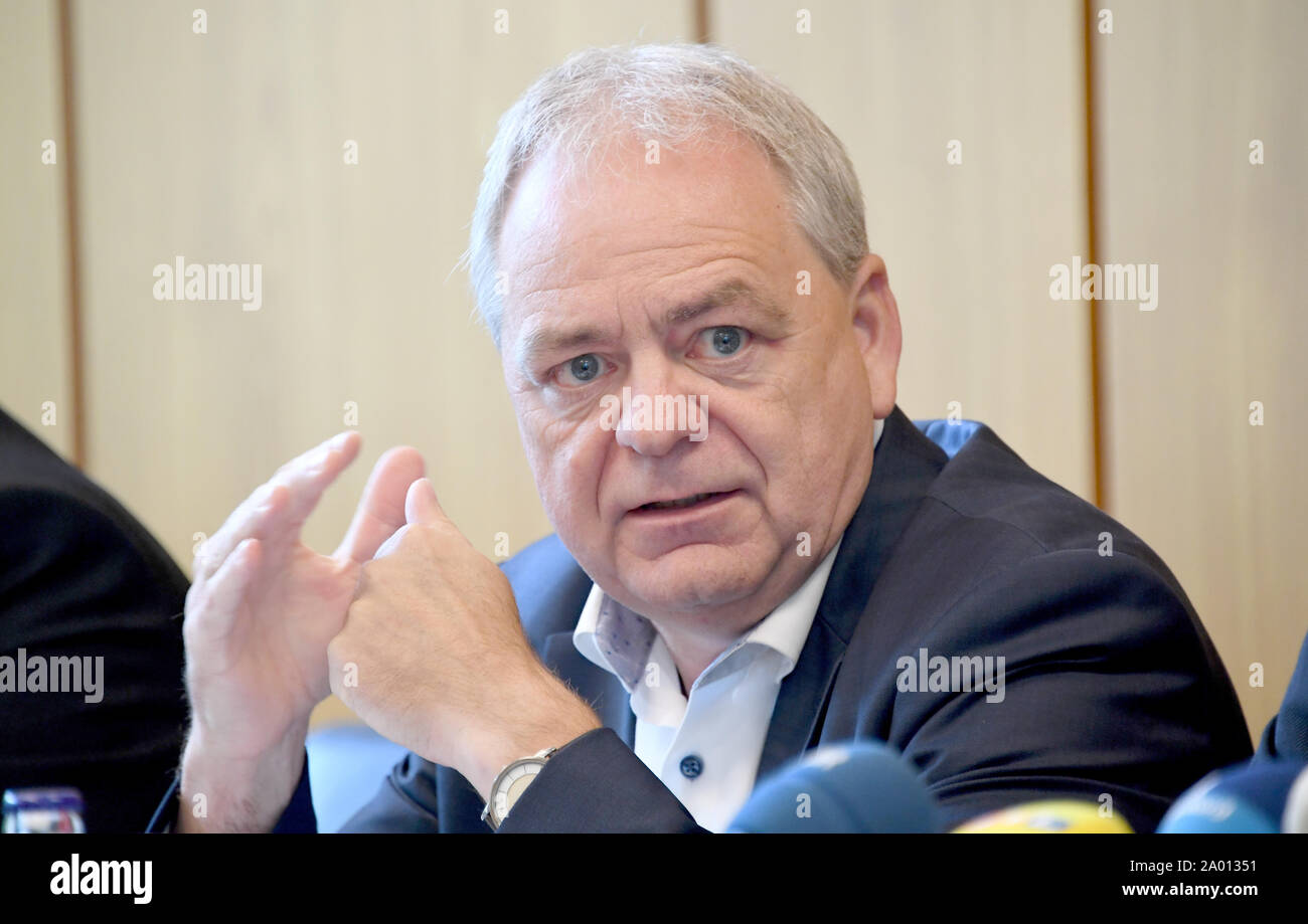 Kiel, Deutschland. 17 Sep, 2019. Ulf Kämpfer (SPD), Oberbürgermeister von Kiel, steht auf einer Presseveranstaltung im Landeshaus. Credit: Carsten Rehder/dpa/Alamy leben Nachrichten Stockfoto