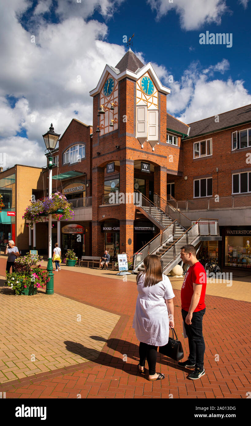 England, Yorkshire, Sheffield, Orchard Square Einkaufszentrum, Shopper in Sonnenschein Stockfoto