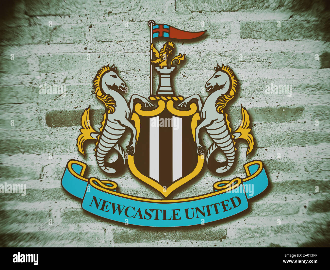 Wappen - Newcastle United, ein Fußballverein aus England, Ziegel Hintergrund. Stockfoto