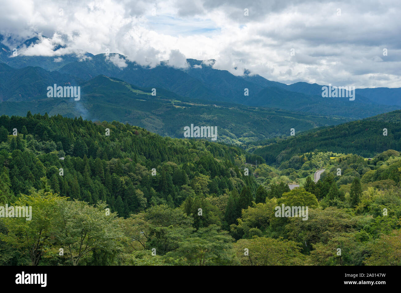 Wald Berge und Hügel mit Mountain Road an bewölkten Tag. Kiso Valley in der Präfektur Gifu, Japan Stockfoto