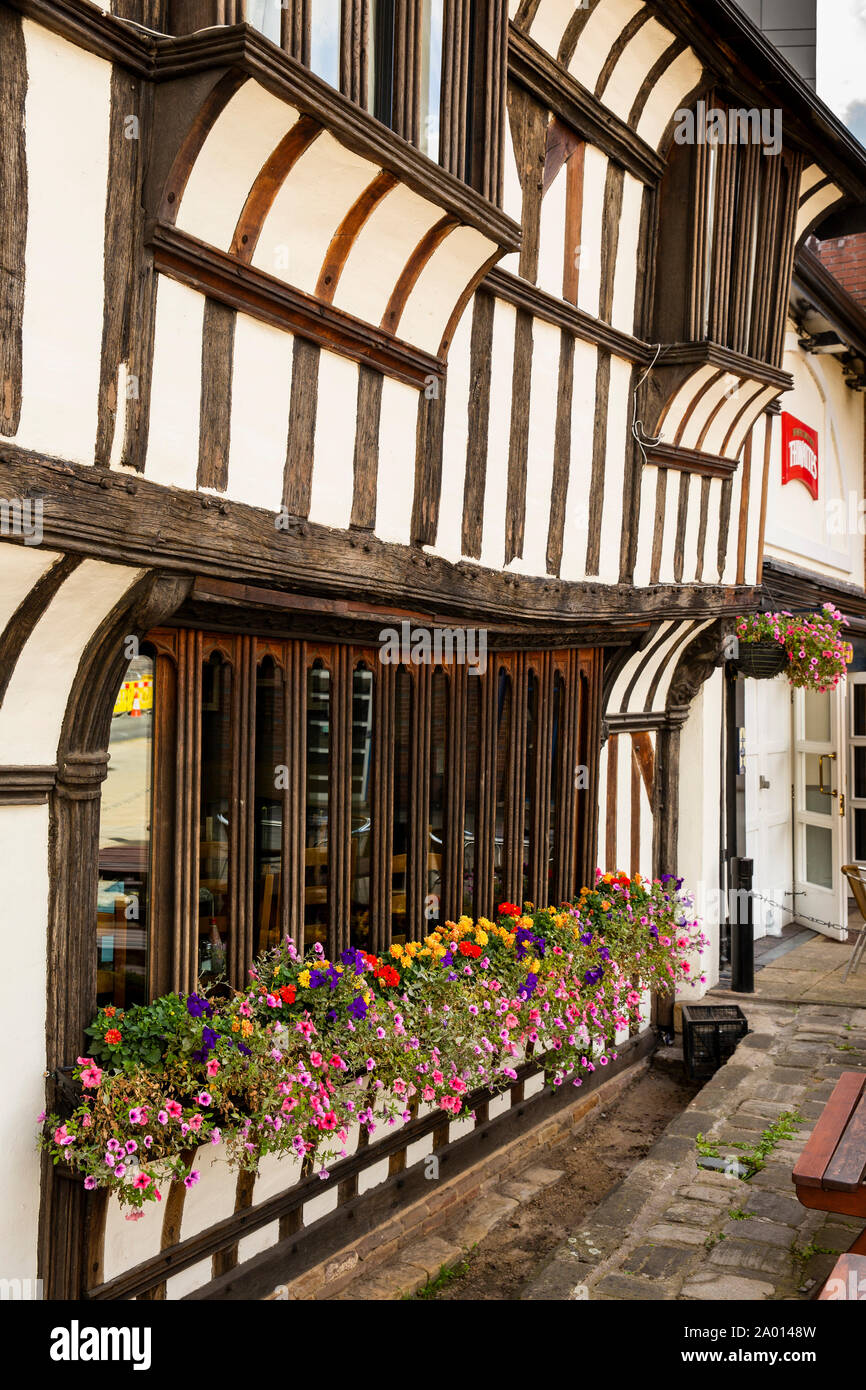 England, Yorkshire, Sheffield, Teich Hill, die alte Königin Head Pub, Blumen Blumenkästen außerhalb des historischen Stadtzentrum Holz gerahmt Inn Stockfoto