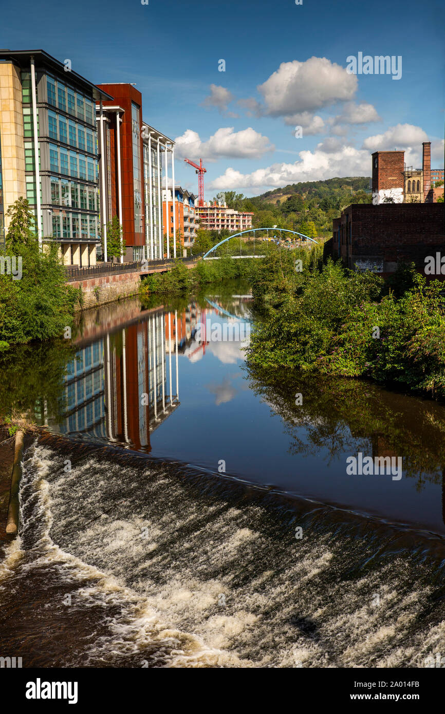 England, Yorkshire, Sheffield, Riverside Gebäude am Ufer des Flusses Don Wehr, von Lady's Bridge Stockfoto