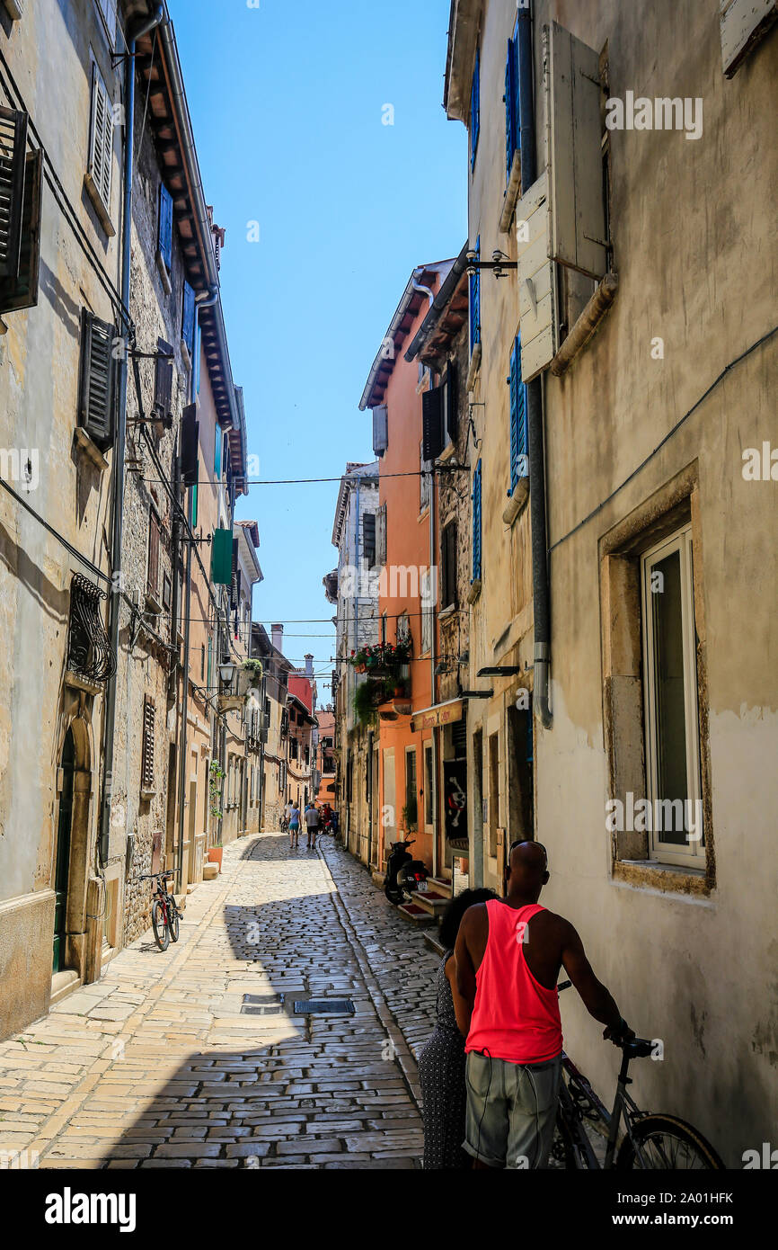 Rovinj, Istrien, Kroatien - Personen in der Altstadt gassen der Hafenstadt Rovinj. Rovinj, Istrien, Kroatien - Menschen in den Altstadtgassen der Hafe Stockfoto