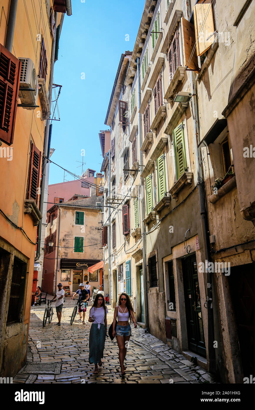 Rovinj, Istrien, Kroatien - Personen in der Altstadt gassen der Hafenstadt Rovinj. Rovinj, Istrien, Kroatien - Menschen in den Altstadtgassen der Hafe Stockfoto