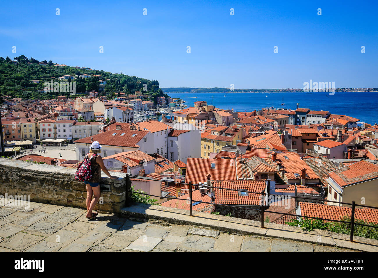 Piran, Istrien, Slowenien - Blick auf die Stadt, Urlauber schaut über die Dächer der Hafenstadt am Mittelmeer. Piran, Istrien, Slowenien - Stadtue Stockfoto