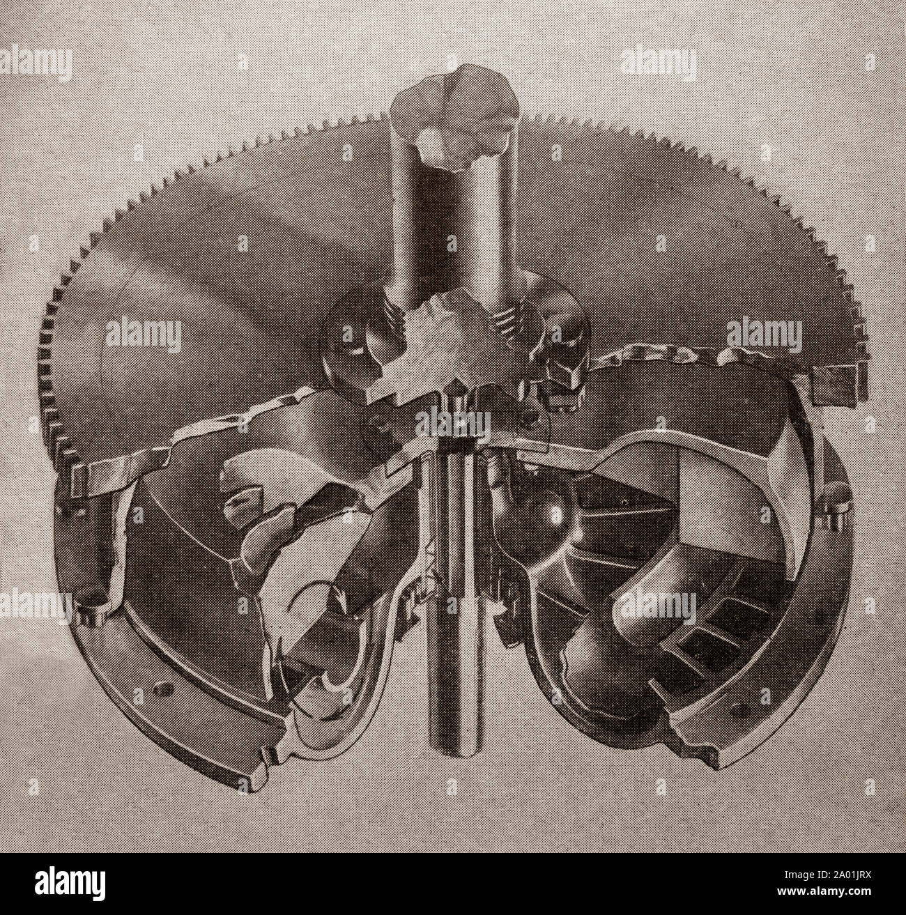 Die neueste Technik und Technologie aus den 1930er Jahren: Schneiden Sie den Schaltplan einer Flüssigkeit oder die Kupplung am Schwungrad des Motors. Stockfoto