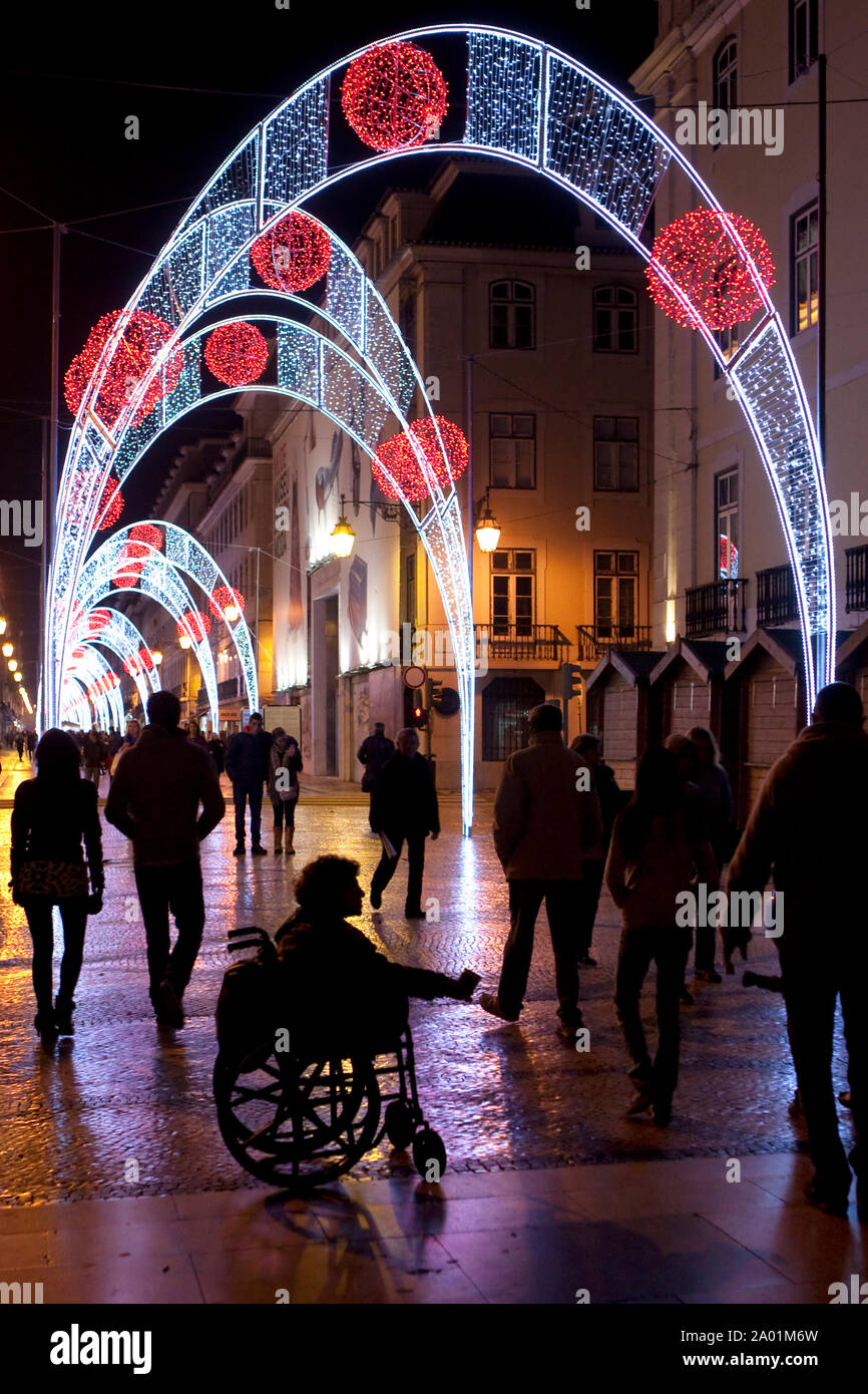 Lissabon - Silhouette der beinlose Bettler in einem Rollstuhl in der Rua Augusta. Stockfoto