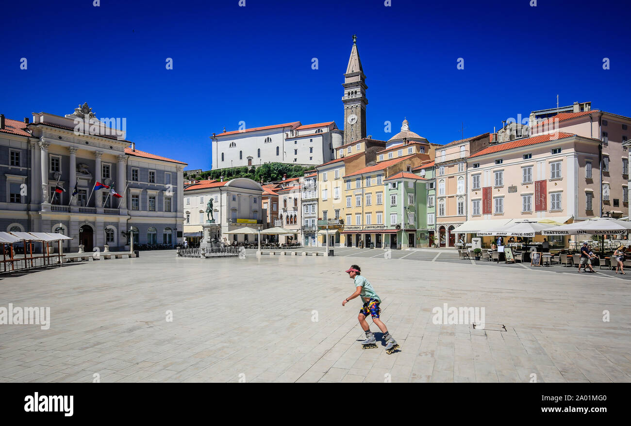 Piran, Istrien, Slowenien - Tartini-platz und St. George Kathedrale der mediterranen Hafen von Piran. Piran, Istrien, Slowenien - Tartini-Platz und K Stockfoto