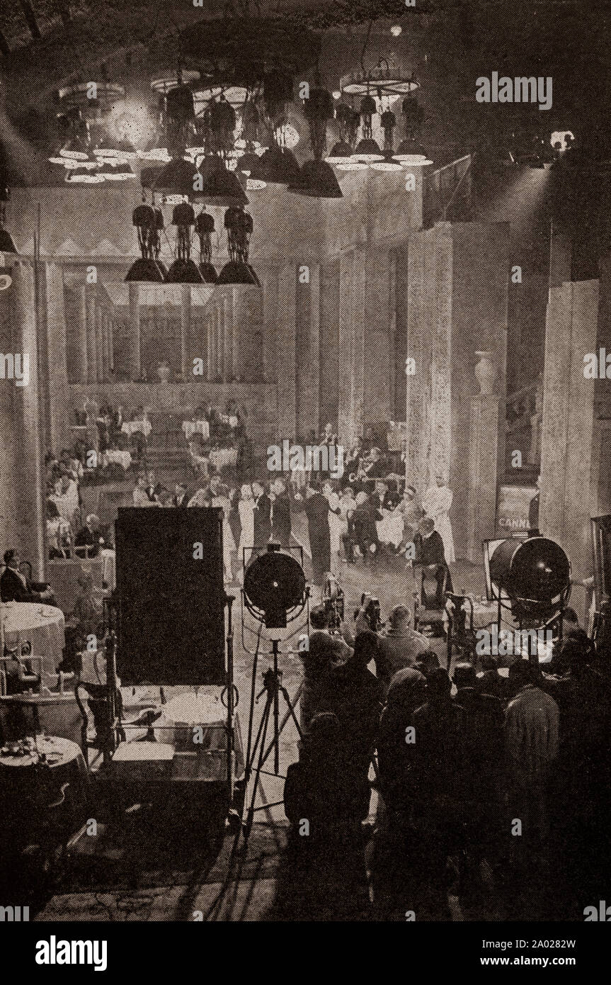 Die neueste Technik und Technologie aus den 1930er Jahren: ein typisch 30s Film Studio, Erstellen einer Restaurant Szene durch starke arc-Leuchten. Stockfoto