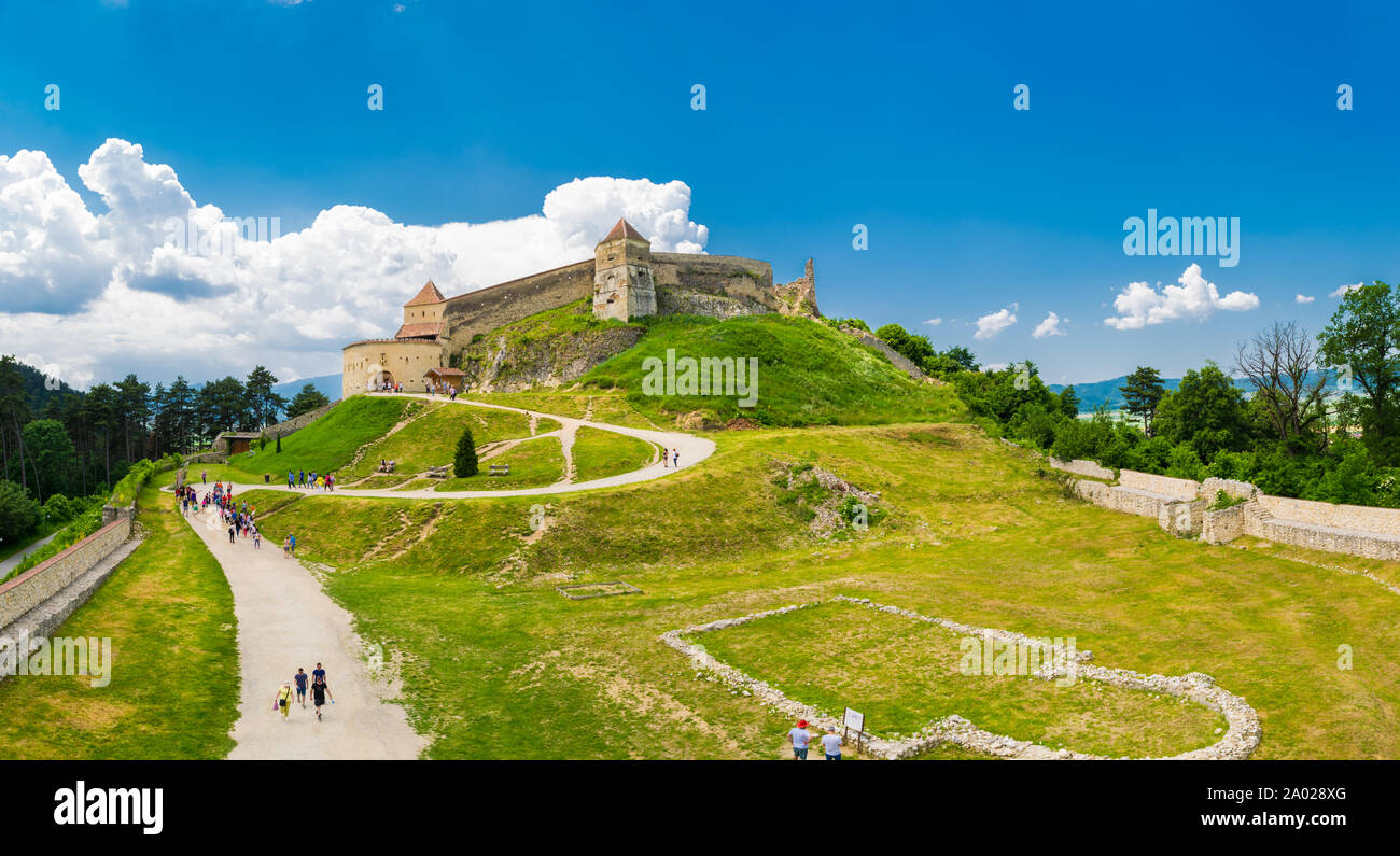 Rasnov, Brasov, Rumänien - 15. Juni 2019: Touristen, Rasnov Festung auf einen schönen Tag. Stockfoto