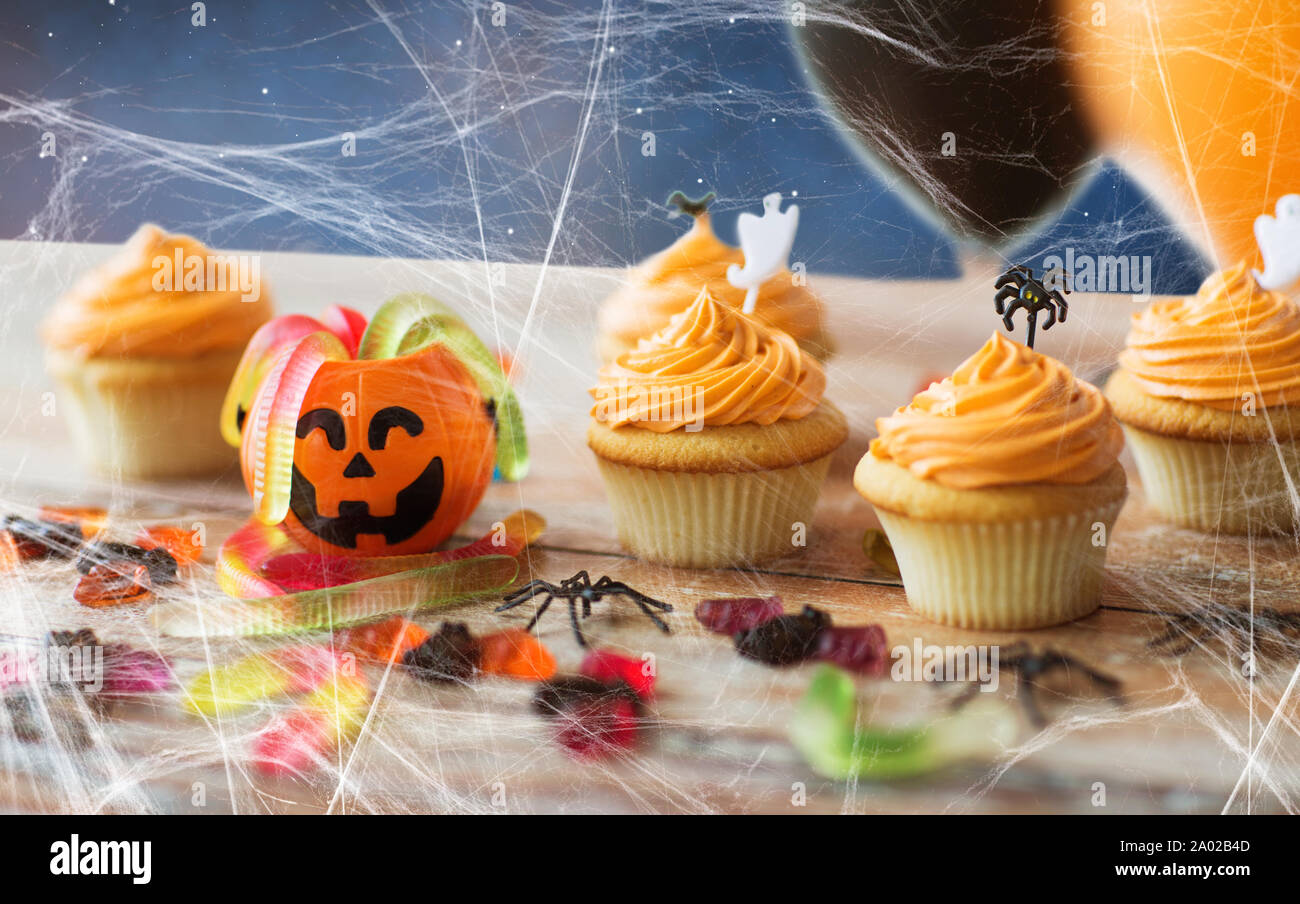 Halloween Party kleine Kuchen und Süßigkeiten auf Tisch Stockfoto