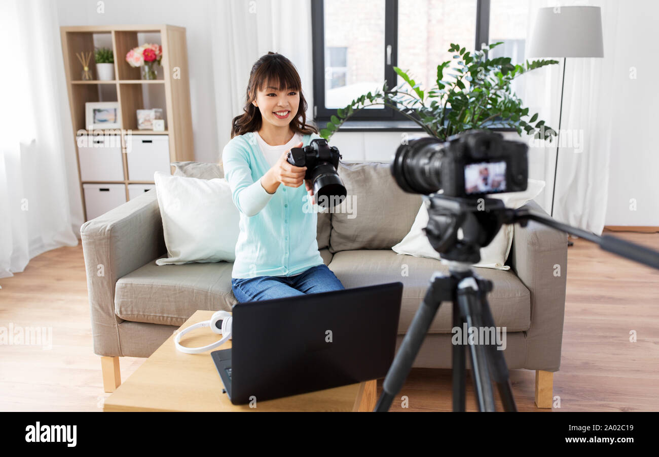 Asiatische Frau Blogger mit der Kamera das Aufnehmen von Videos Stockfoto