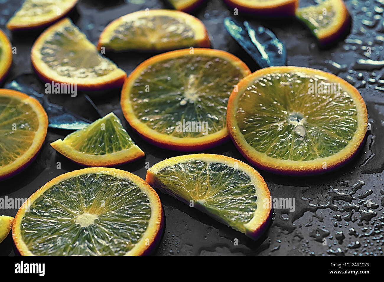 Orange Zitrusfrüchten auf einem Tisch aus Stein. Orange hinterlegt. Stockfoto