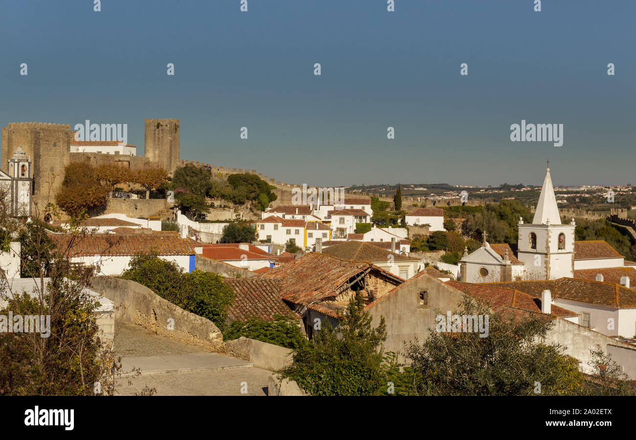 Obidos Stadtmauern gegen ein strahlend blauer Himmel in Portugal Stockfoto