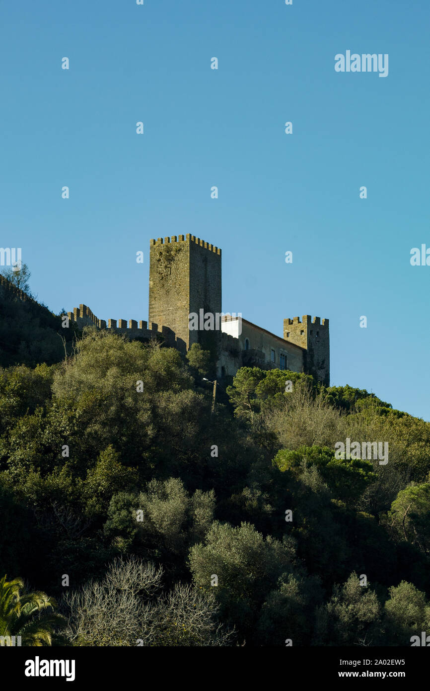 Obidos Stadtmauern gegen einen klaren blauen Himmel Stockfoto