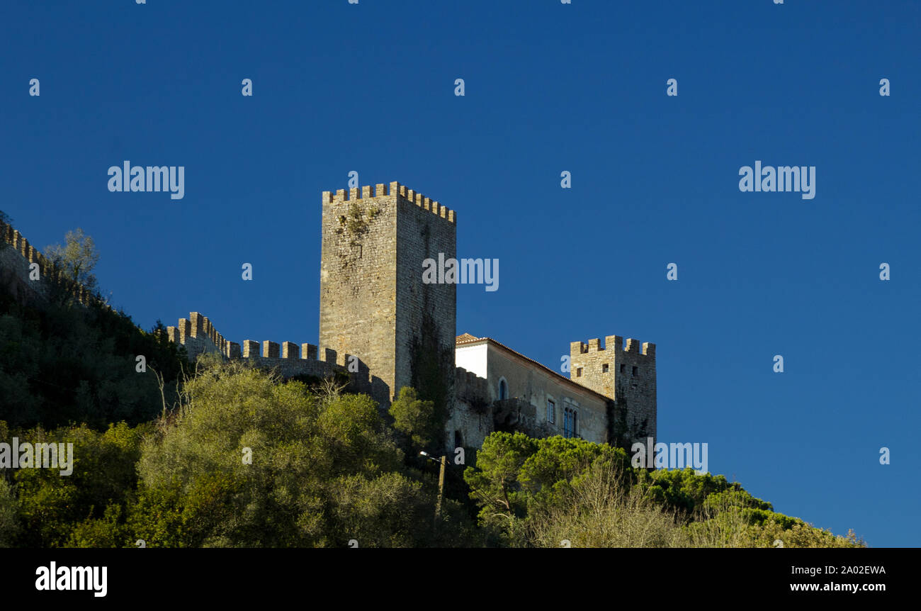 Obidos Stadtmauern gegen einen klaren blauen Himmel Stockfoto