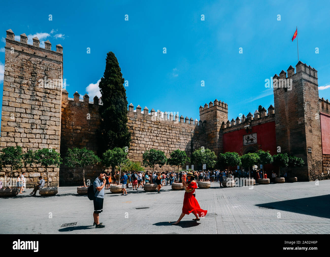 Sevilla, Spanien - Sept 10, 2019: Touristen nehmen Sie Bilder und andere Warteschlange das Wahrzeichen der UNESCO Alcazar in Sevilla, Spanien Komplexe eingeben Stockfoto