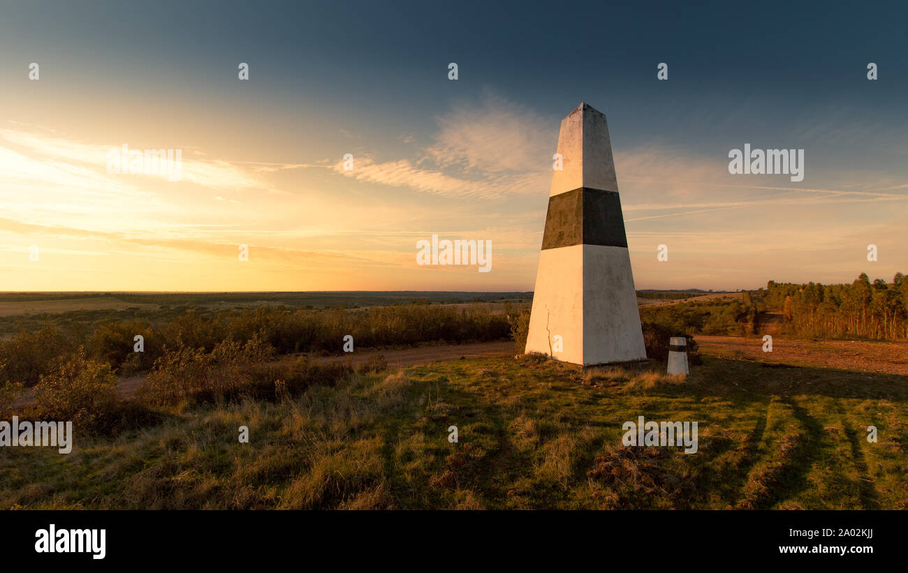 Trig point auf Hügel in Lousal Portugal Stockfoto