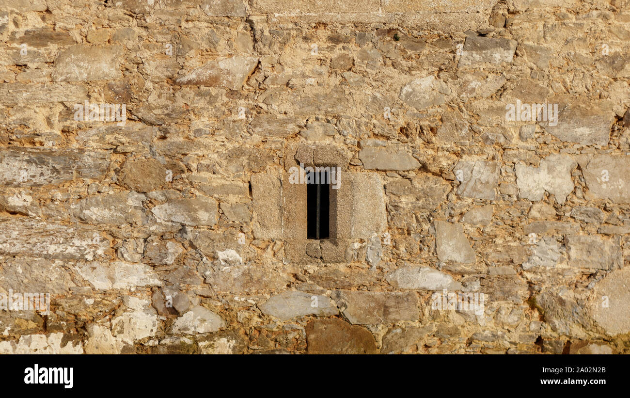 Steckplatz in einem Schloss Wand Fenster Stockfoto