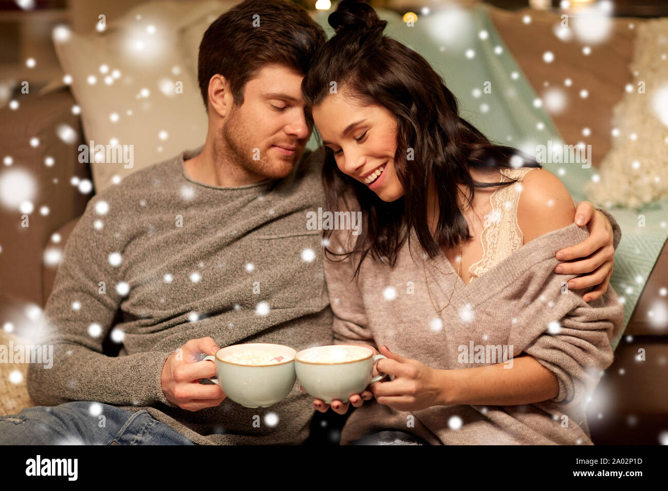 Glückliches Paar trinken heiße Schokolade auf Weihnachten Stockfoto