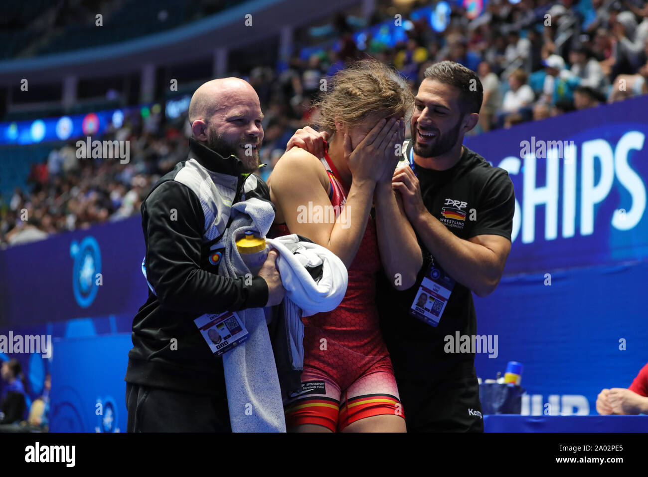 Nur Sultan, Kasachstan. 19 Sep, 2019. WrestlingFreestyle: Wm, Frauen, 68  kg. Die deutsche Anna Schell Grüße nach ihrem Sieg gegen Wieszczek aus  Polen. Credit: Kadir CaliskandpaAlamy leben Nachrichten Stockfotografie -  Alamy
