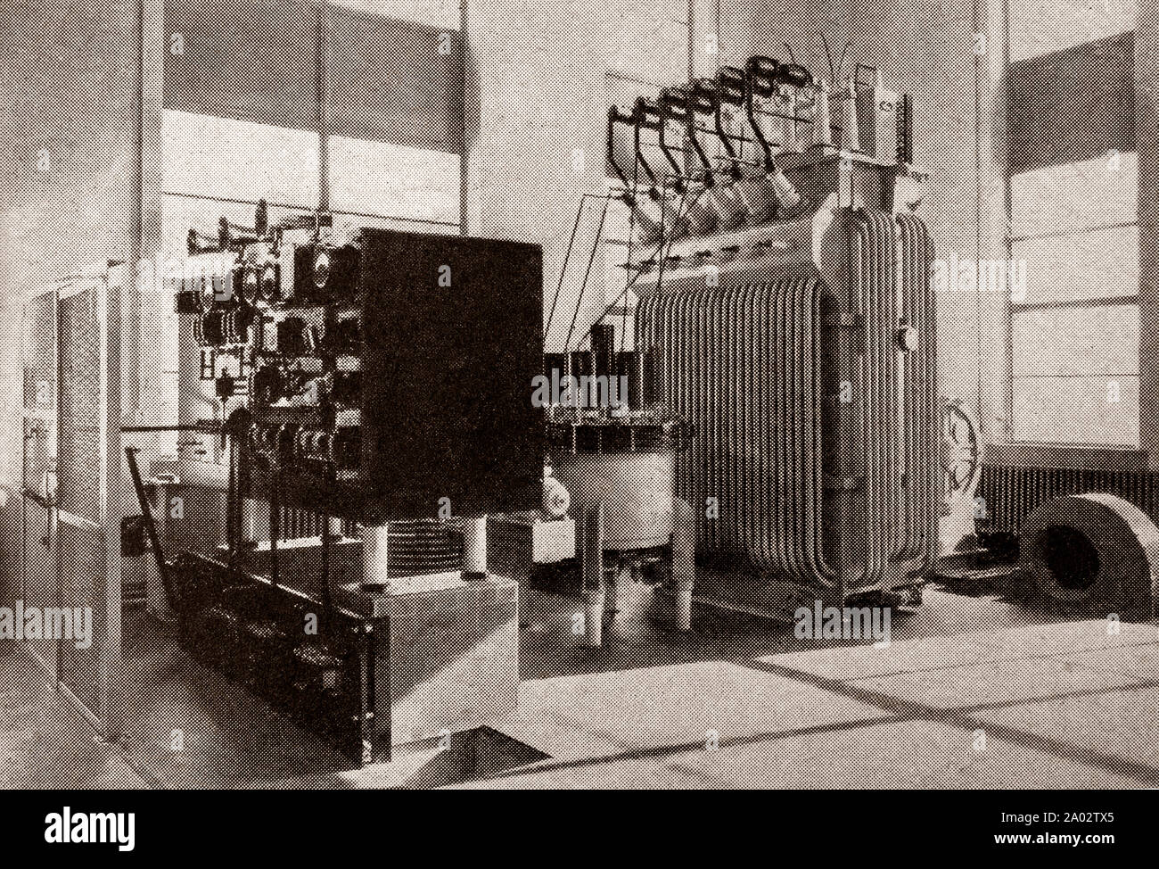 Die neueste Technik und Technologie aus den 1930er Jahren: ein großer Mercury Arc Gleichrichter für die Umwandlung von Wechselstrom in Gleichstrom Dies sind die ersten Hochspannung (20.000 Volt) Gleichrichter in England an der neuen BBC Droitwich Bahnhof gebaut werden. Stockfoto
