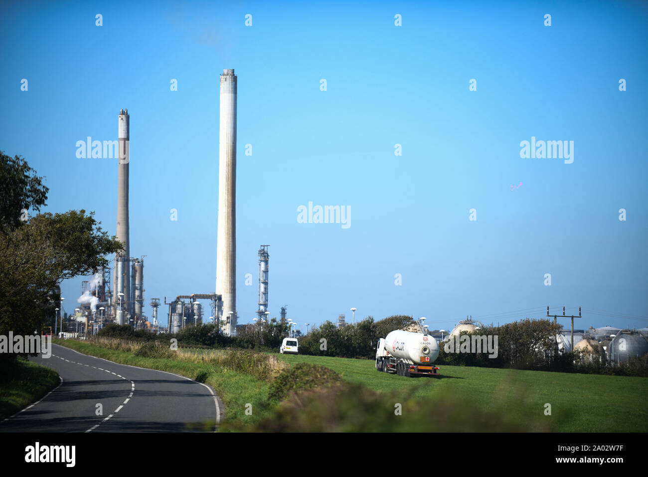 Pembroke, Wales, UK. Donnerstag, 19 September 2019. Die Demonstranten vor dem Aussterben Rebellion haben eine Menschenkette über die haupteingänge der Velero Ölraffinerie erstellt in Pembrokeshire, Sperrung des Zugangs für Fahrzeuge, die auf der Website. Lastkraftwagen gezwungen sind, über Land zu fahren, die riesige Anlage, die eine der größten in Europa. Credit: Robert Melen/Alamy Leben Nachrichten. Stockfoto