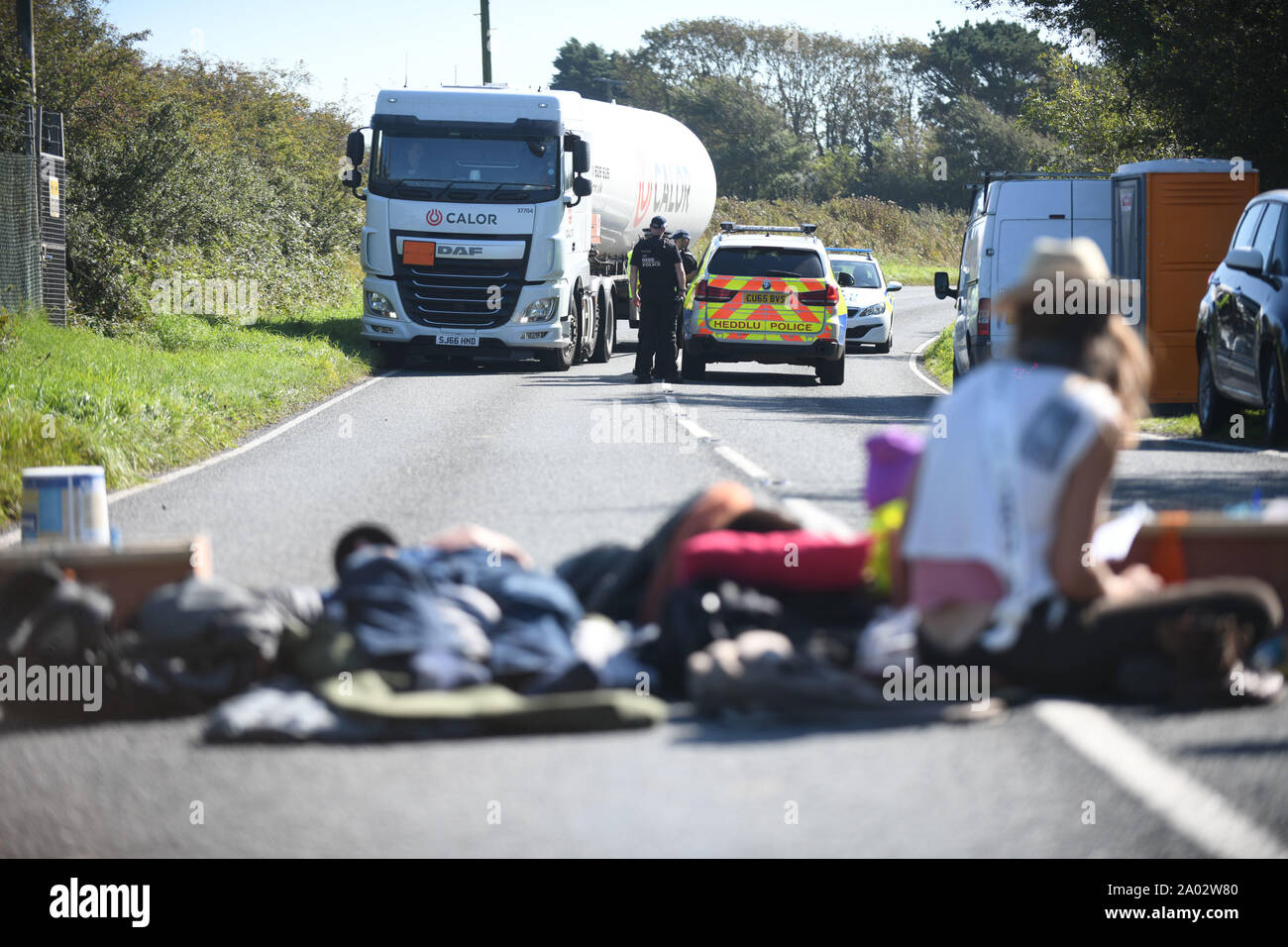 Pembroke, Wales, UK. Donnerstag, 19 September 2019. Die Demonstranten vor dem Aussterben Rebellion haben eine Menschenkette über die haupteingänge der Velero Ölraffinerie erstellt in Pembrokeshire, Sperrung des Zugangs für Fahrzeuge, die auf der Website. Lastkraftwagen gezwungen sind, über Land zu fahren, die riesige Anlage, die eine der größten in Europa. Credit: Robert Melen/Alamy Leben Nachrichten. Stockfoto