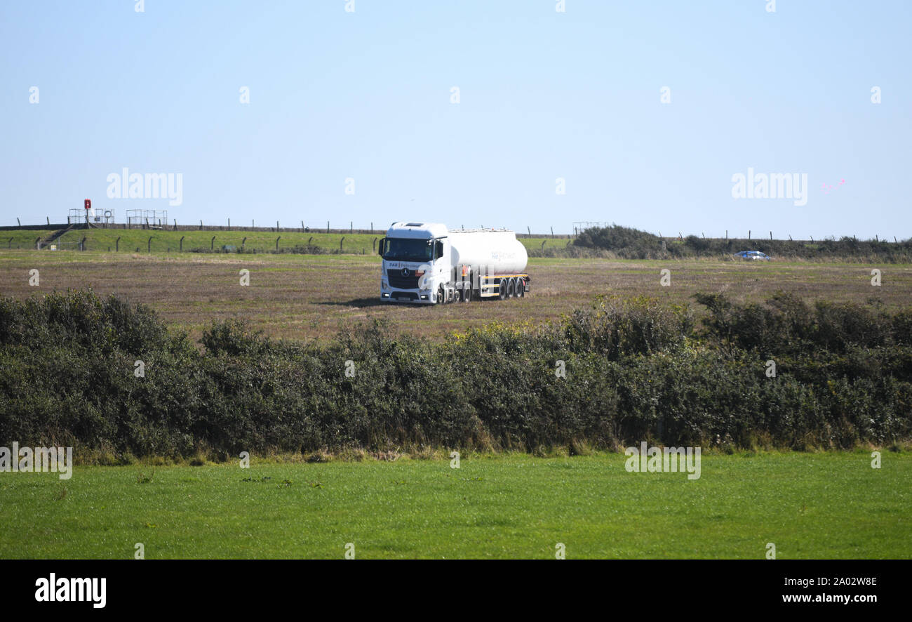 Pembroke, Wales, UK. Donnerstag, 19 September 2019. Die Demonstranten vor dem Aussterben Rebellion haben eine Menschenkette über die haupteingänge der Velero Ölraffinerie erstellt in Pembrokeshire, Sperrung des Zugangs für Fahrzeuge, die auf der Website. Lastkraftwagen gezwungen sind, über Land zu fahren, die riesige Anlage, die eine der größten in Europa. Credit: Robert Melen/Alamy Leben Nachrichten. Stockfoto