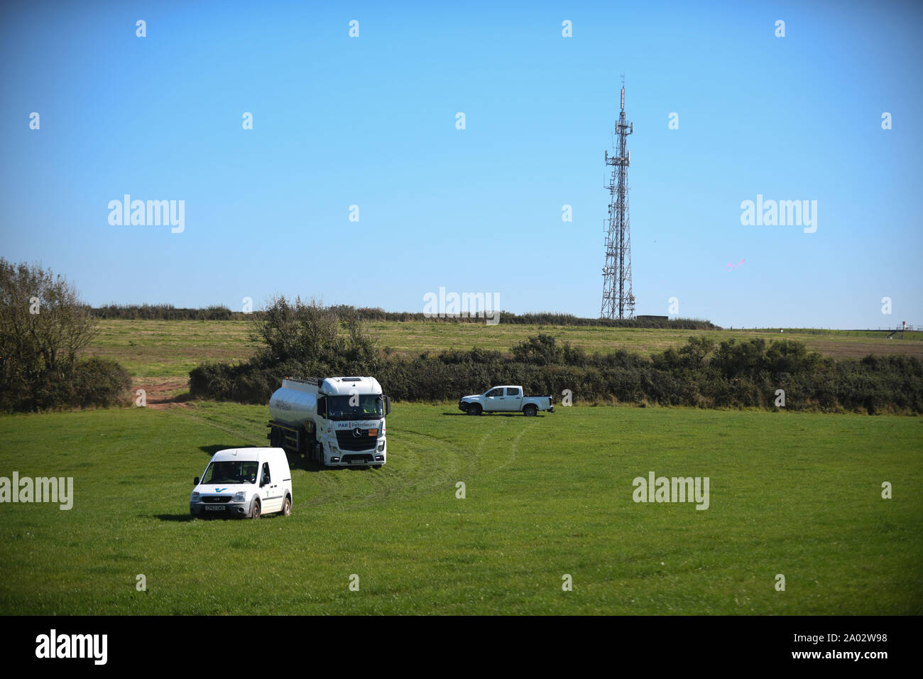 Pembroke, Wales, UK. Donnerstag, 19 September 2019. Die Demonstranten vor dem Aussterben Rebellion haben eine Menschenkette über die haupteingänge der Velero Ölraffinerie erstellt in Pembrokeshire, Sperrung des Zugangs für Fahrzeuge, die auf der Website. Lastkraftwagen gezwungen sind, über Land zu fahren, die riesige Anlage, die eine der größten in Europa. Credit: Robert Melen/Alamy Leben Nachrichten. Stockfoto
