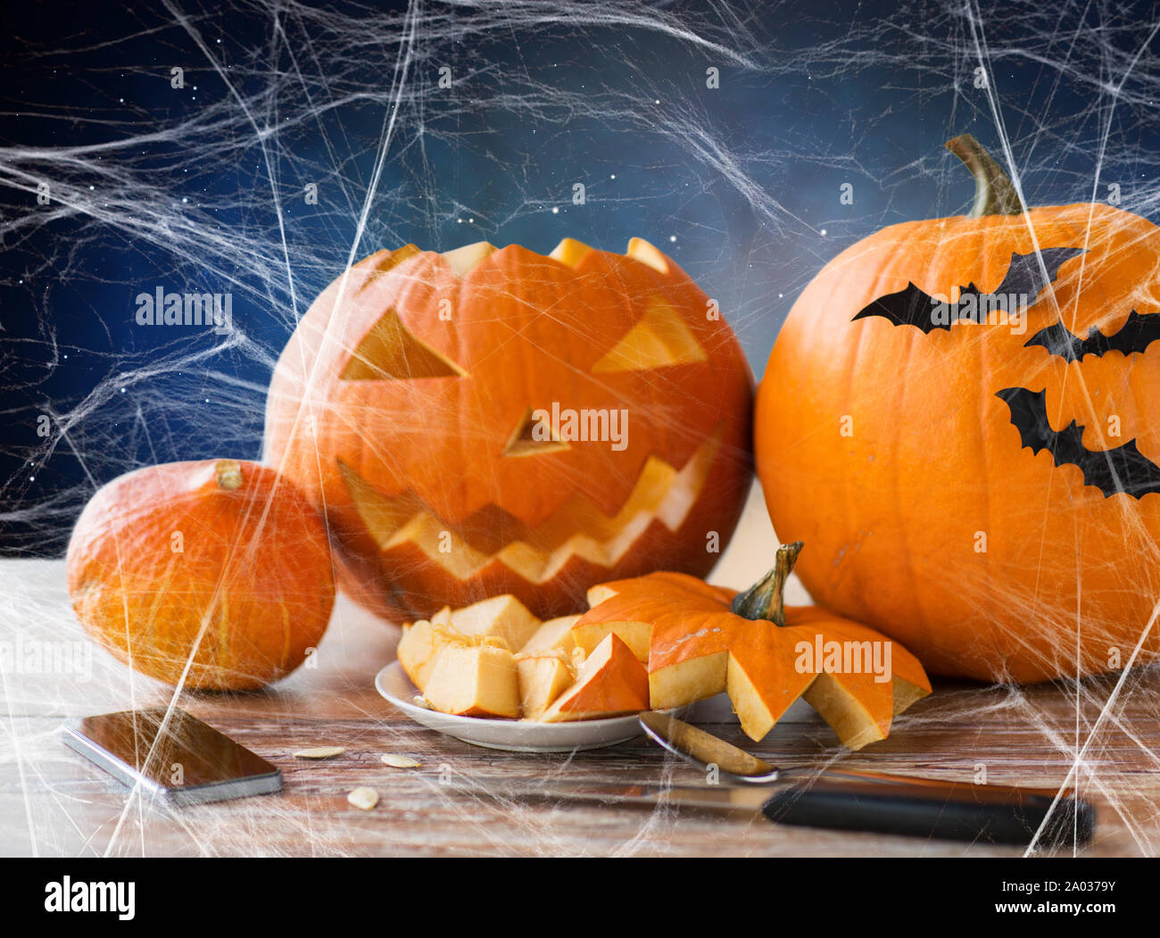 Halloween Jack-o-Lantern, Kürbisse und Smartphone Stockfoto