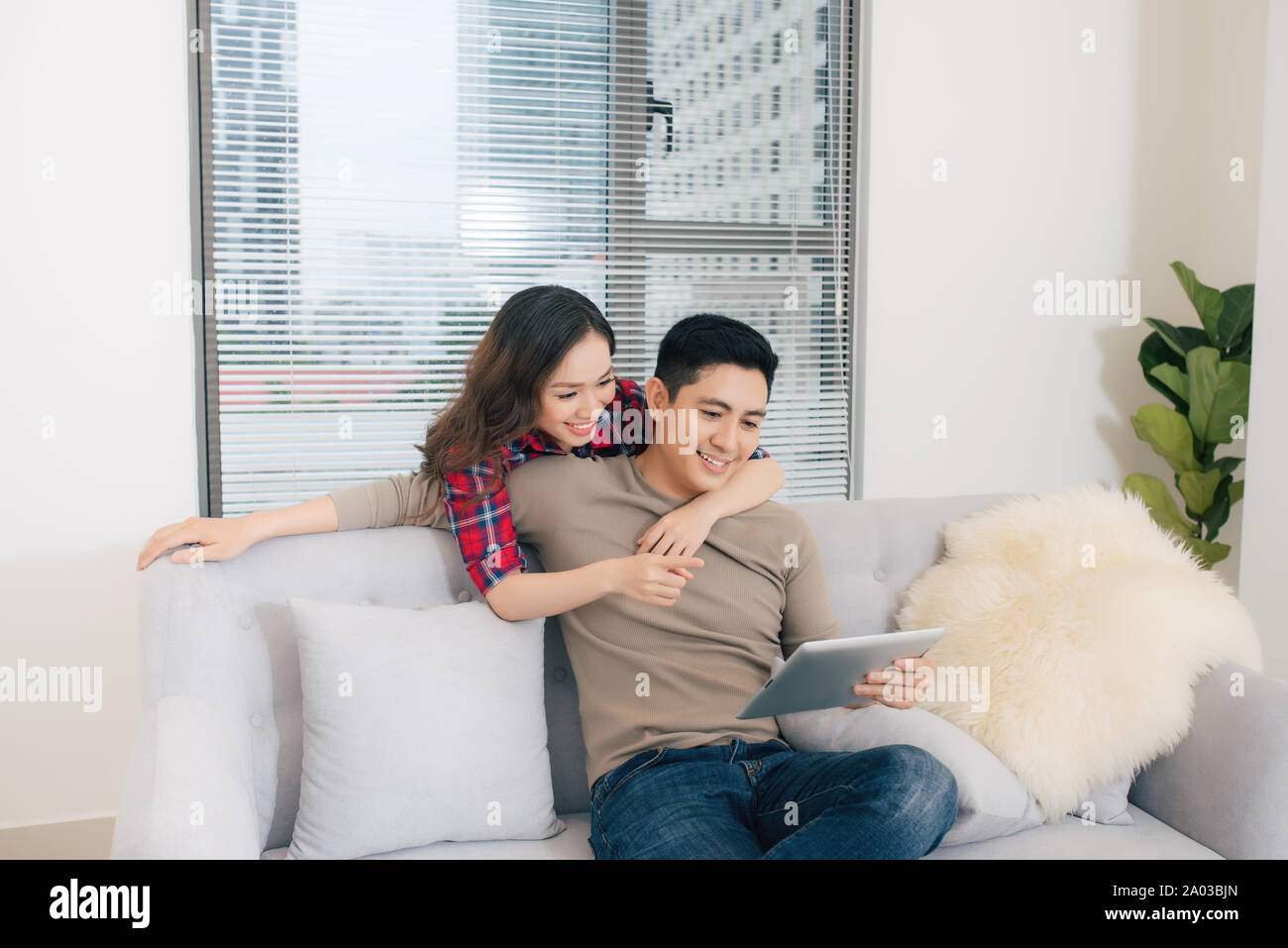 Frisch verheiratete Ehepaar junger Mann und Frau Gefühl unglaublich Chillen in Ihrem neuen Haus Stockfoto