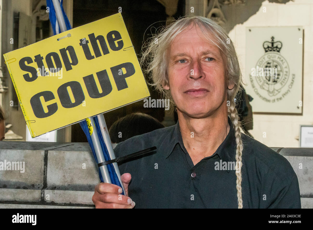 London, Großbritannien. 19. Sep 2019. Der Putsch Stoppen, pro bleiben Demonstranten vor den Obersten Gerichtshof, in Parliament Square, entscheidet über Premierminister Boris Johnson die Entscheidung des Parlaments zu suspendieren. Credit: Guy Bell/Alamy leben Nachrichten Stockfoto