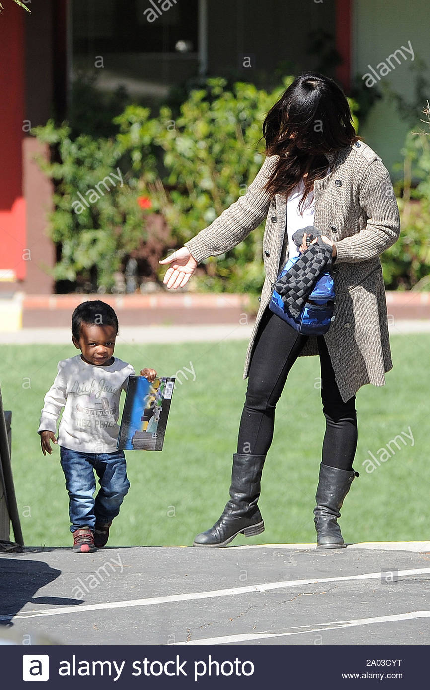 Los Angeles Ca Sandra Bullock Holt Ihren Sohn Louis Bardo Von Schule Heute Und Zeigt Mumie