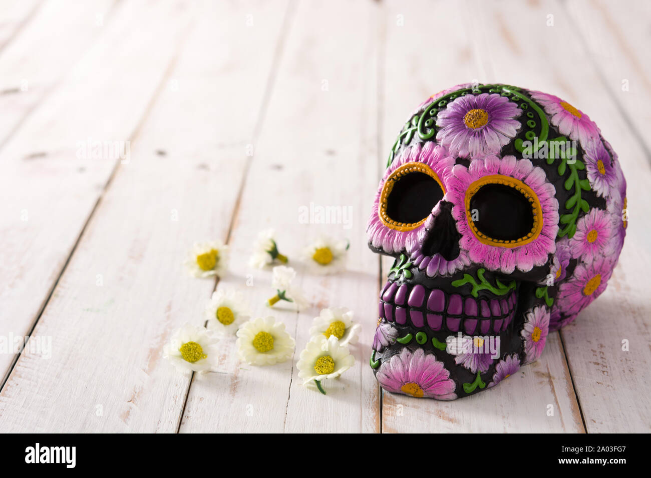 Typisch mexikanischen Schädel mit Blumen auf hölzernen Tisch gemalt. Dia de los Muertos. Platz kopieren Stockfoto