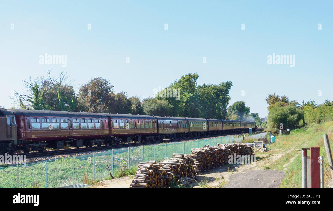 Sittingbourne, Kent, Großbritannien. 19. September 2019. Dampflok 61306 Mayflower nur außerhalb Sittingbourne, Kent heute Mittag gesehen. Mit dem Zug durch den Dampf Träume Rail Co. Mayflower betrieben wird 1948 erbaut, ist einer von zwei Überlebenden B1 Klasse Lokomotiven und in besonderen British Railways apple grüne Anstrich verpasst. Mayflower hat zwei Zylinder, 6 Räder und kann bis zu 75 km/h betreiben. Credit: James Bell/Alamy leben Nachrichten Stockfoto