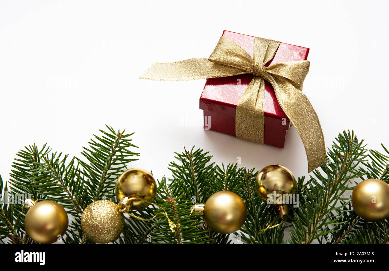 Weihnachtsgeschenk Tanne Zweig Frischen Und Roter Geschenkbox Mit Gold Ribbon Gegen Weisse Farbe Hintergrund Kopieren Raum Stockfotografie Alamy