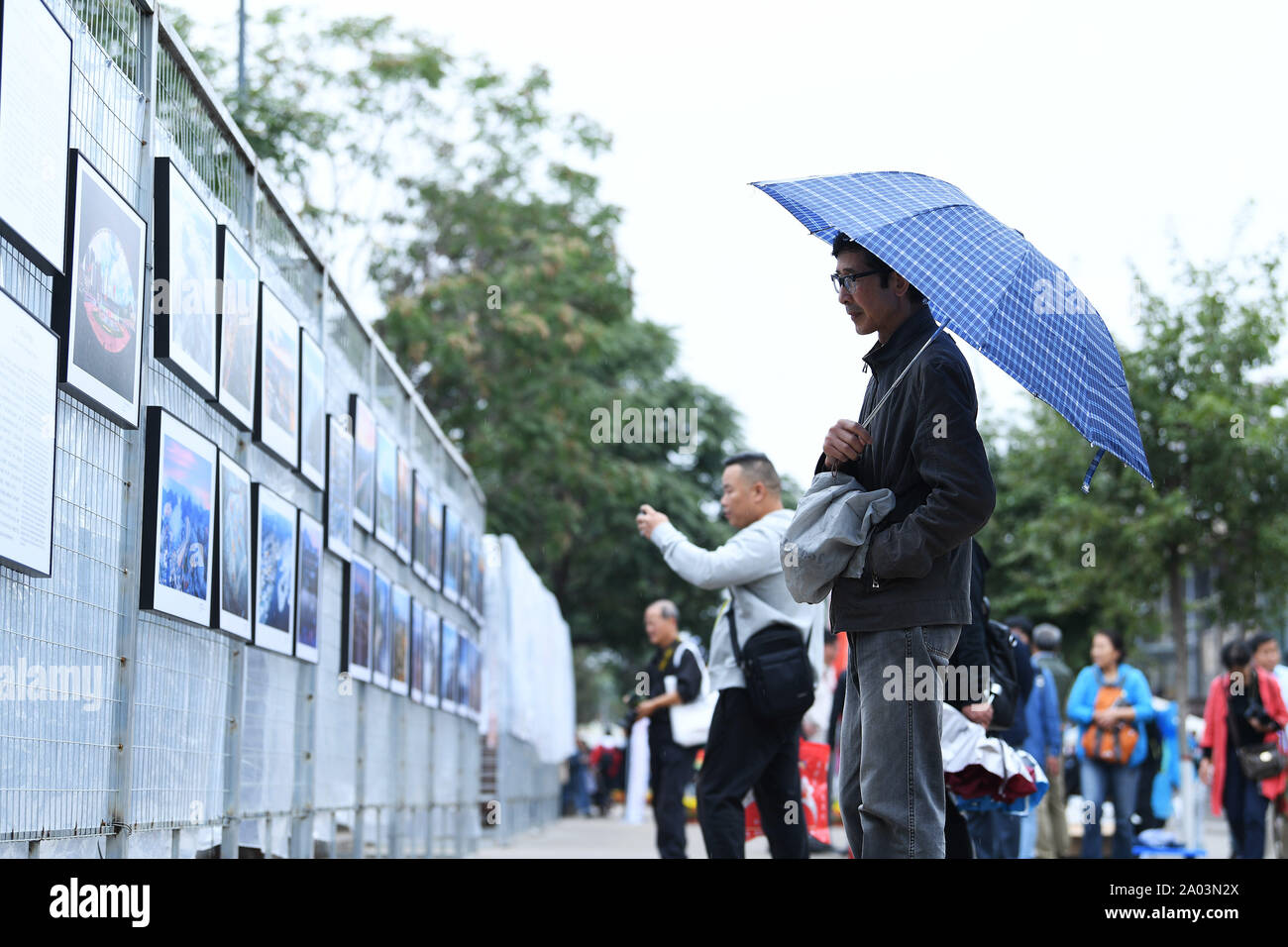 (190919) - PINGYAO, Sept. 19, 2019 (Xinhua) -- Menschen besuchen Sie eine Foto Ausstellung im 19 Pingyao International Photography Festival (PIP) in Pingyao Altstadt in Jinzhong, im Norden der chinesischen Provinz Shanxi, Sept. 19, 2019. Mehr als 4.000 Fotografen aus 31 Ländern und Regionen auch die Teilnahme am 19. Pingyao International Photography Festival (PIP) von Sept. 19 bis 25, die mehr als 12.000 Kunstwerke aus der ganzen Welt sehen. Im Jahr 2001 vorgestellt, die jährlichen PIP-Festival läuft seit 19 Jahren. Eintreten für Vielfalt, Internationalität und Professionalität, wird es als ein Importan Stockfoto