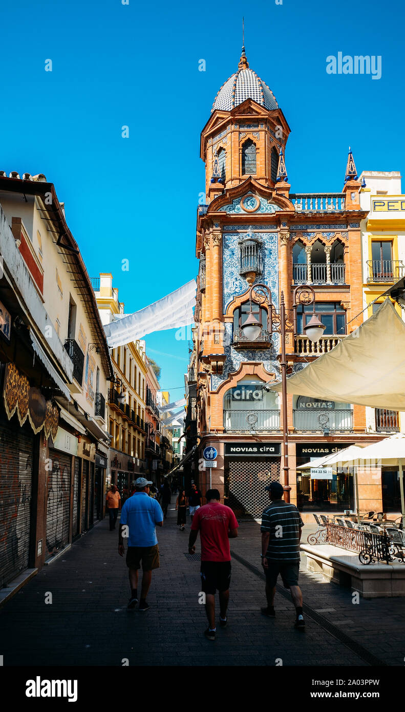 Sevilla, Spanien - September 10th, 2019: Fußgängerzone im historischen Zentrum von Sevilla, Spanien mit schönen Azulejo Kacheln auf der Fassade des Gebäudes Stockfoto