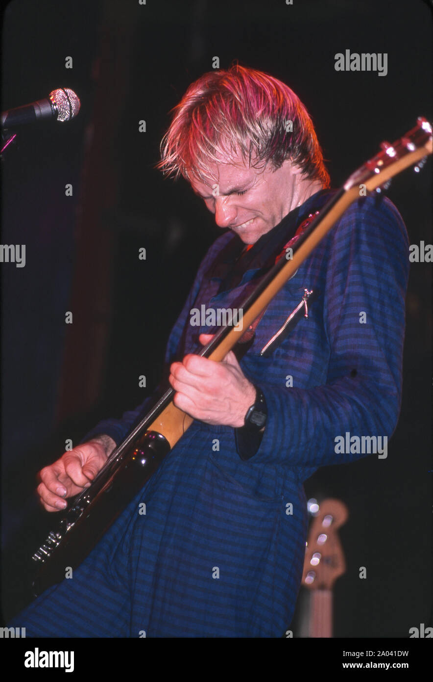 Sting spielt Gitarre auf der Bühne an der Polizei Konzert im Hotel Diplomat in New York im September 1979. Stockfoto