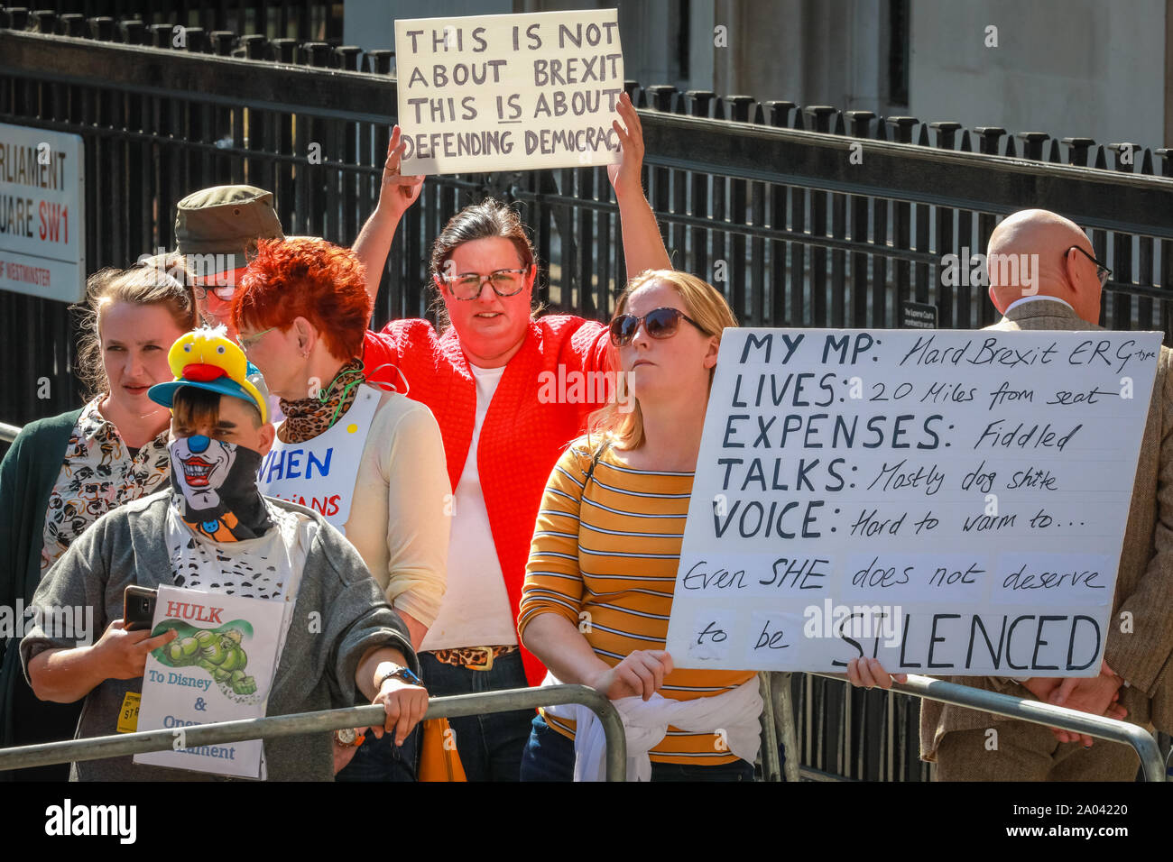 Westminster, London, Großbritannien. 19 Sep, 2019. Die Demonstranten versammeln sich noch einmal vor dem mit Plakaten und Bannern. Heute ist der dritte Tag der Oberste Gerichtshof Verhandlung über die Aussetzung des Parlaments, von Rechtsanwalt Gina Miller gegen die Regierung gebracht. Der Fall wurde von ehemaligen britischen PM John Major, und Baroness Chakrabarti. Credit: Imageplotter/Alamy leben Nachrichten Stockfoto