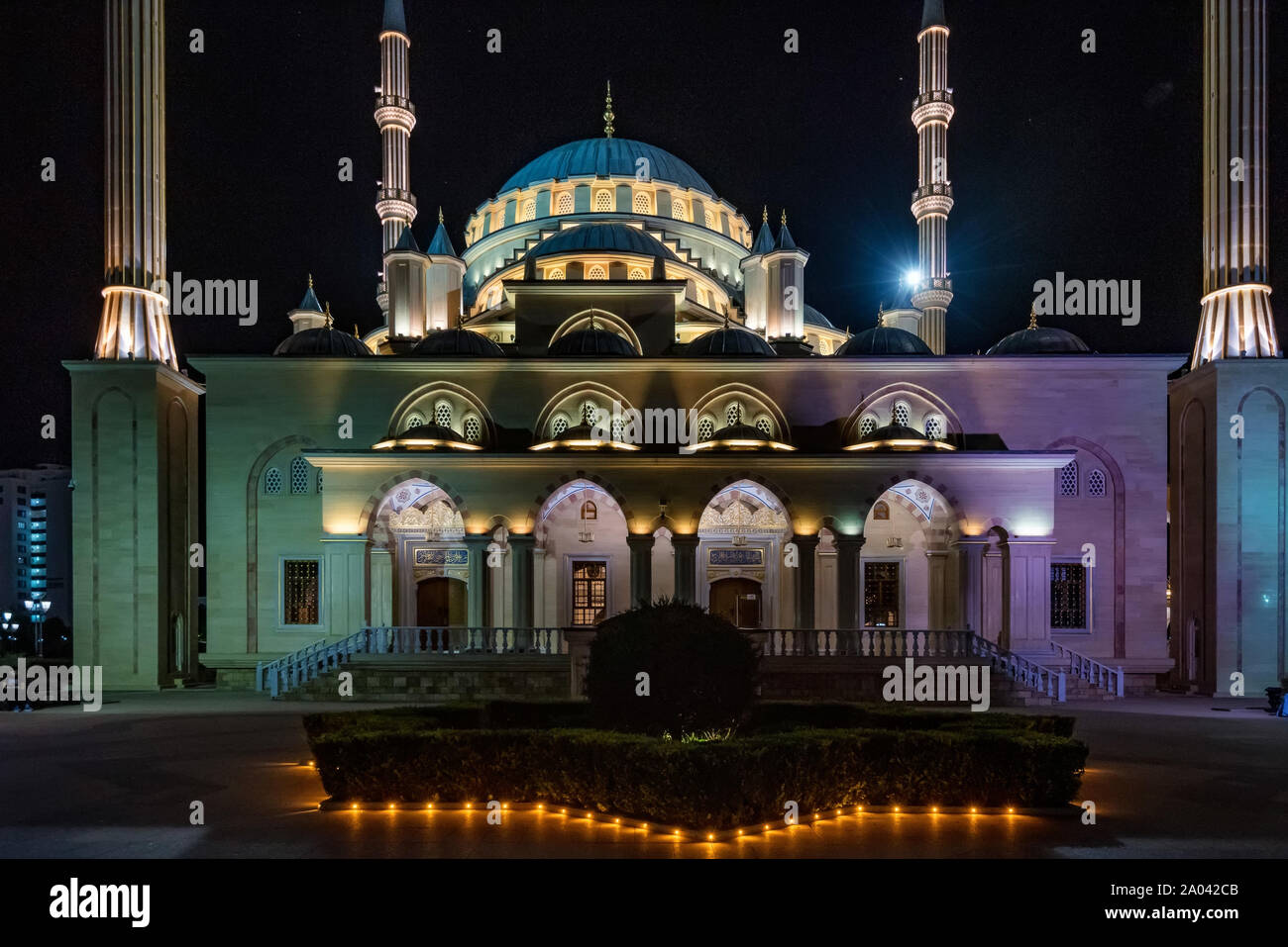 Schönen Abend Blick auf das beleuchtete Akhmad Kadyrow Moschee oder die Herzen von Tschetschenien in Grosny, Tschetschenien, Russland. Stockfoto