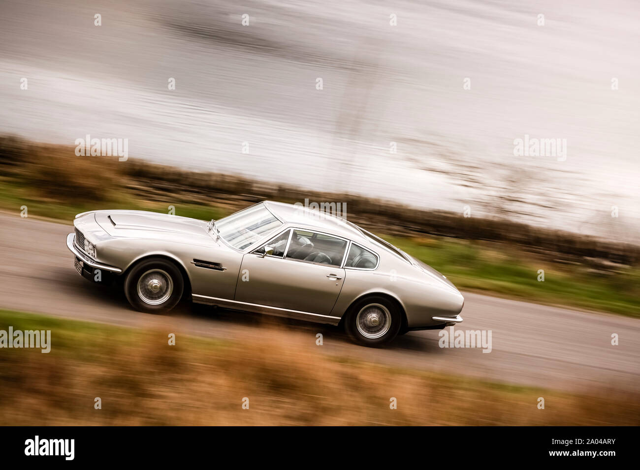 Silberner Ferrari fährt mit Geschwindigkeit Stockfoto
