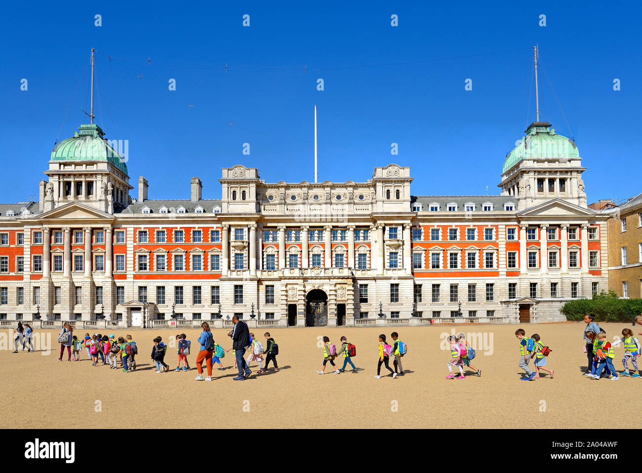 London, England, UK. Horse Guards Parade und die Alten Admiralty Building. Gruppe der Besuch der Grundschule, Kinder Stockfoto