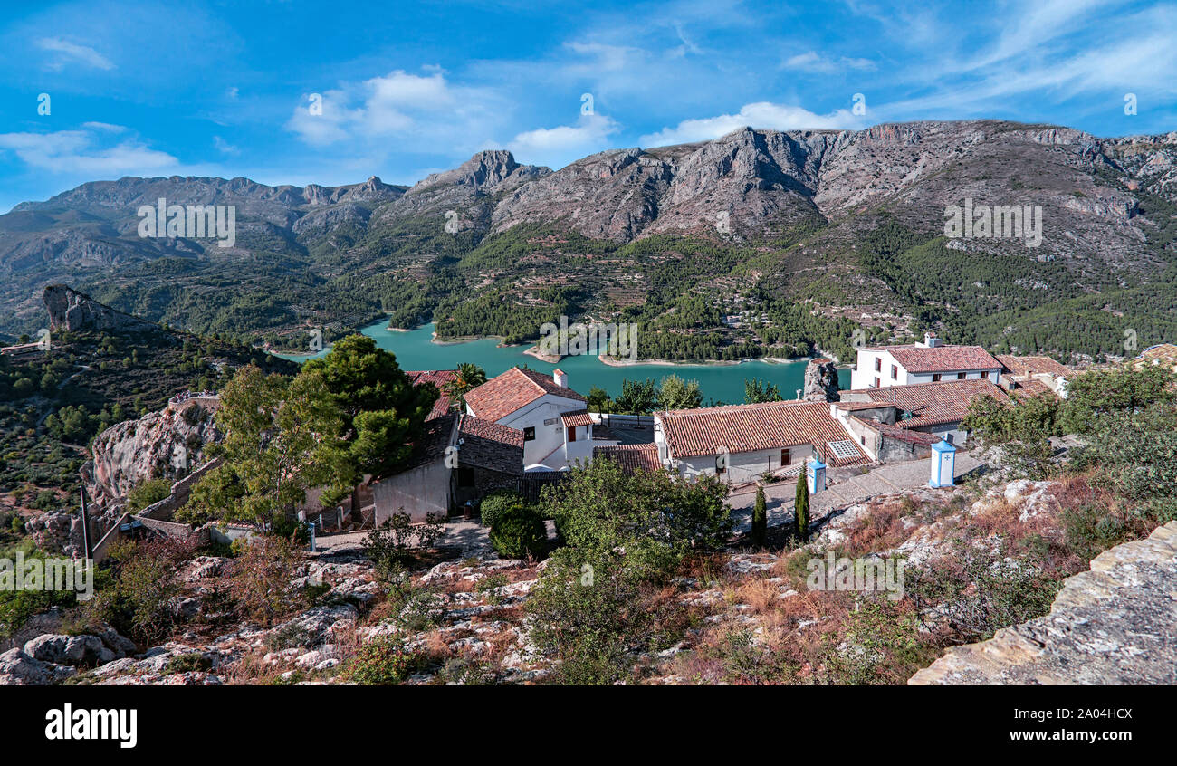 Panoramablick über den See und das Castell de Guadalest Spanien. Stockfoto